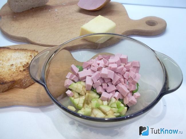 Колбаса нарезана мелкими кубиками