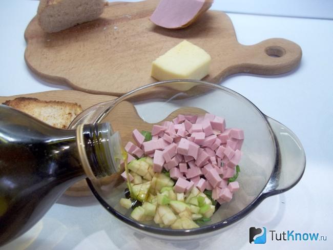 Продукты заправлены маслом