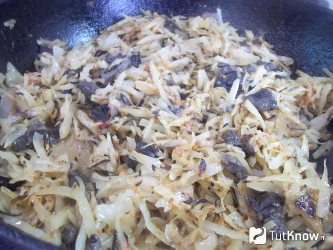 Готовая тушеная капуста с грибами в сметане