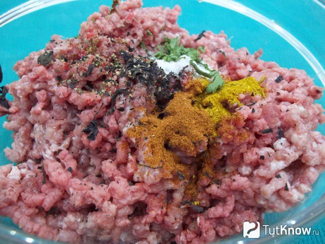 Мясо перекручено и фарш приправлен специями