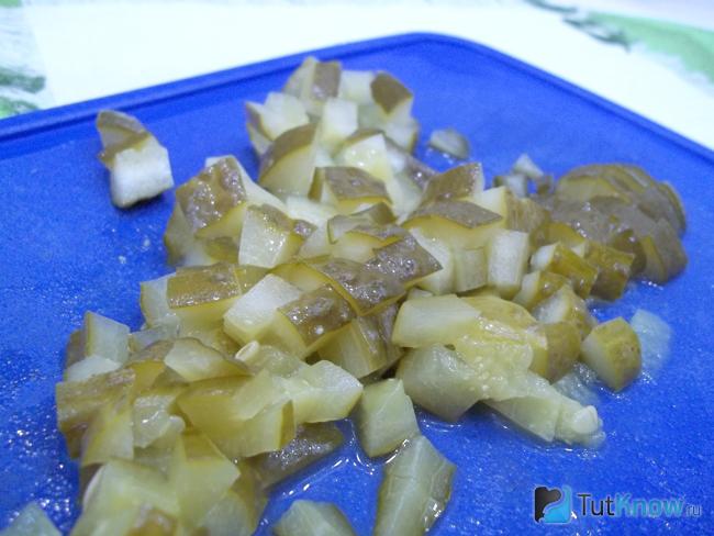Огурцы нарезаны кубиками