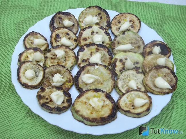 Кабачки приправлены чесноком и майонезом