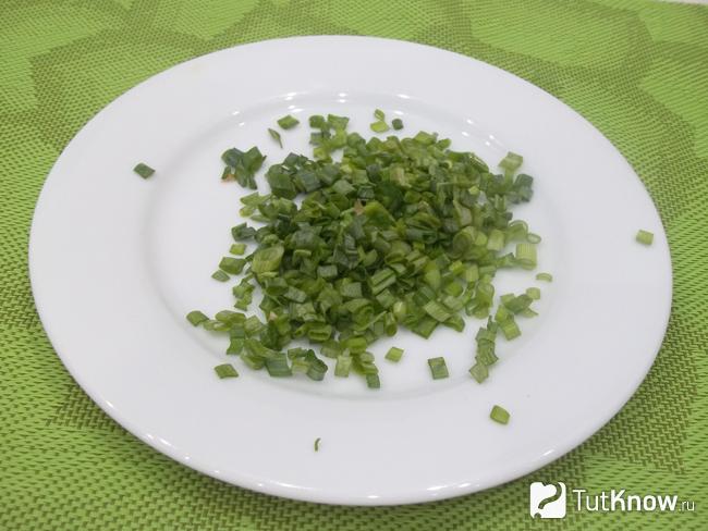 зеленый лук мелко нарезан