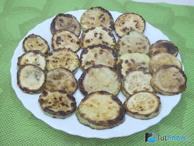 Кабачки выложены на сервировочное блюдо