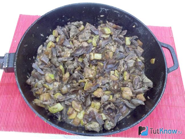 Готовые куриные потроха с цукини