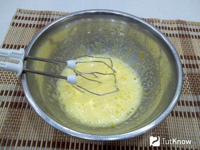 Яйца с сахаром взбиты миксером
