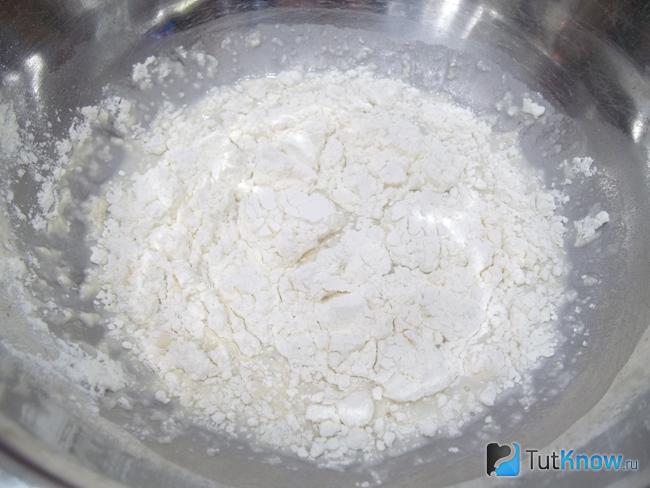 В миске соединены все продукты для теста
