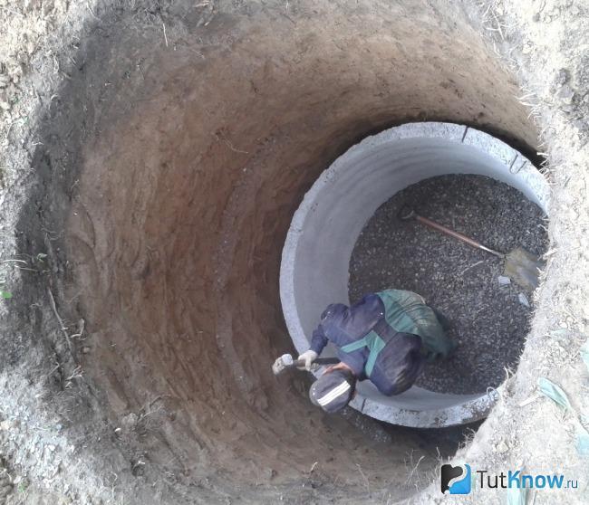 Дно выгребной ямы из бетонных колец
