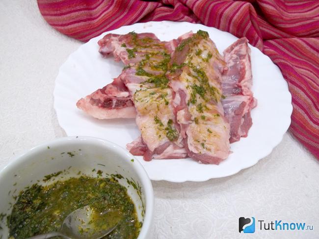 Ребрышки покрыты маринадом