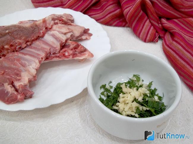 Зелень и чеснок мелко нашинкованы