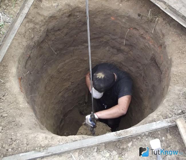 Рытье котлована для выгребной ямы из покрышек