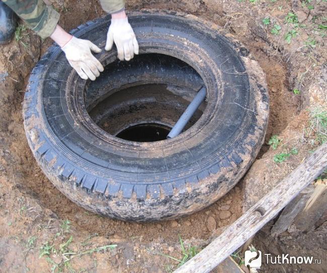 Очистка сливной ямы из покрышек