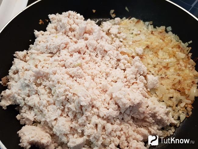 Обжариваем лук с куриным фаршем