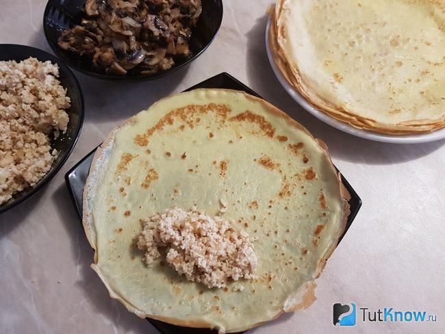 Формируем блины с начинкой