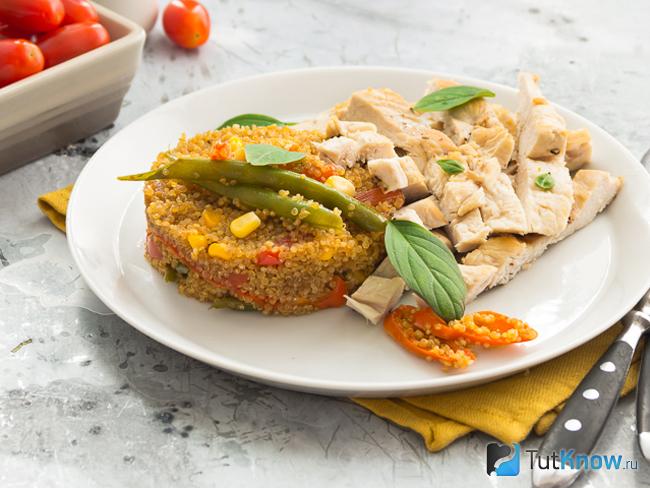 Киноа с курицей и овощами