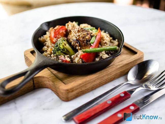 Плов из киноа с курице