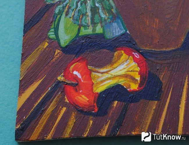 Раскрашенный огрызок яблока