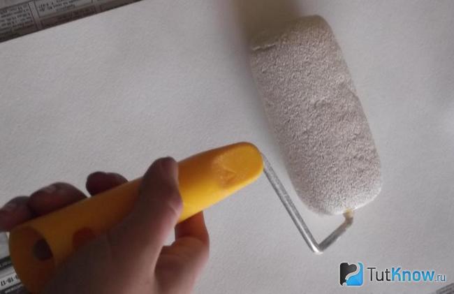 Нанесение белой краски на акварельную бумагу