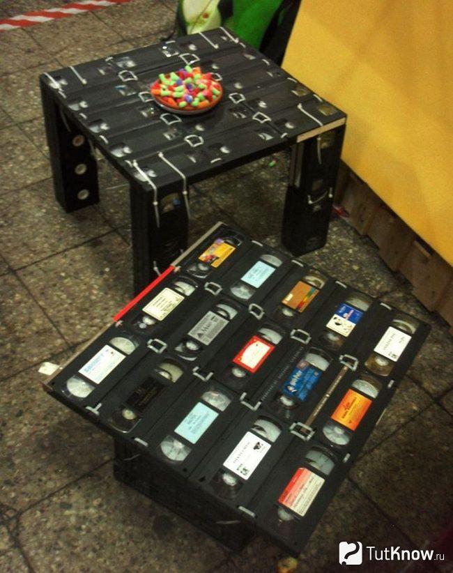 Два стульчика из видеокассет