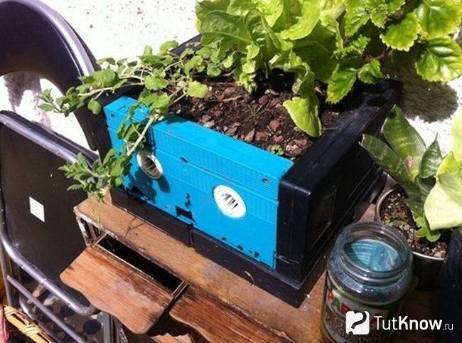 Горшок для цветка из видеокассет