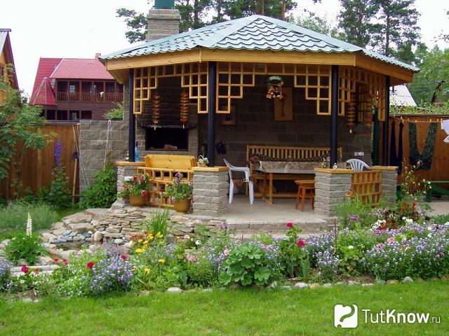 Деревянная беседка на даче