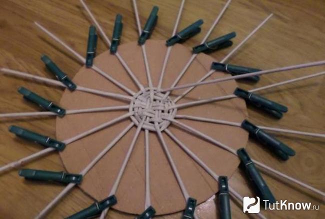 Сплетённый кружок из газетных трубочек