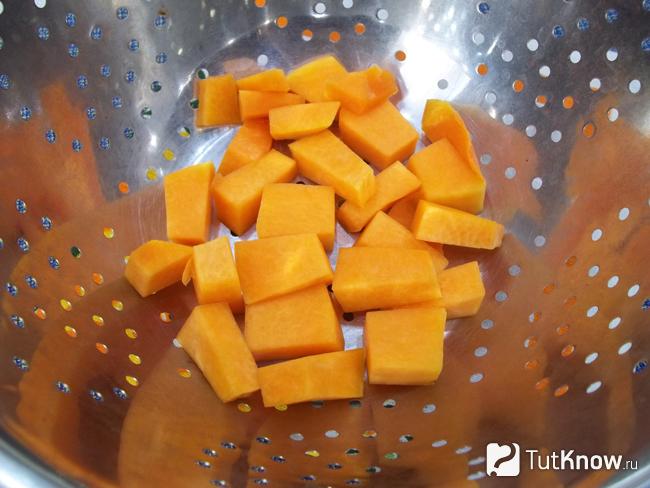 Тыква нарезана кусочками и отварена