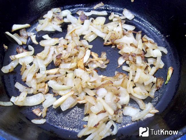 Репчатый лук жарится на сковороде