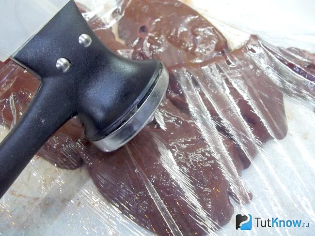 Печень нарезана отбивными и отбита кухонным молоточком