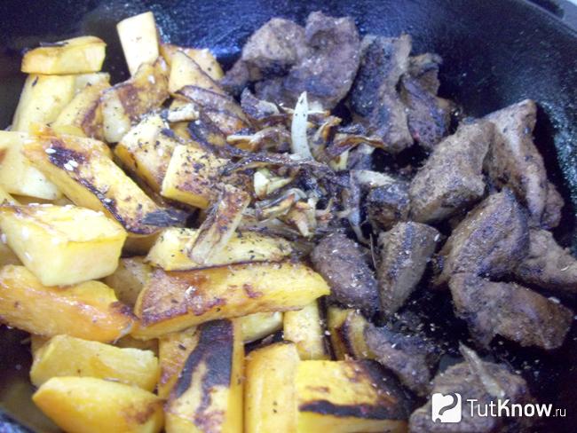 Все продукты соединены в одной сковороде, заправлены соусом и тушатся