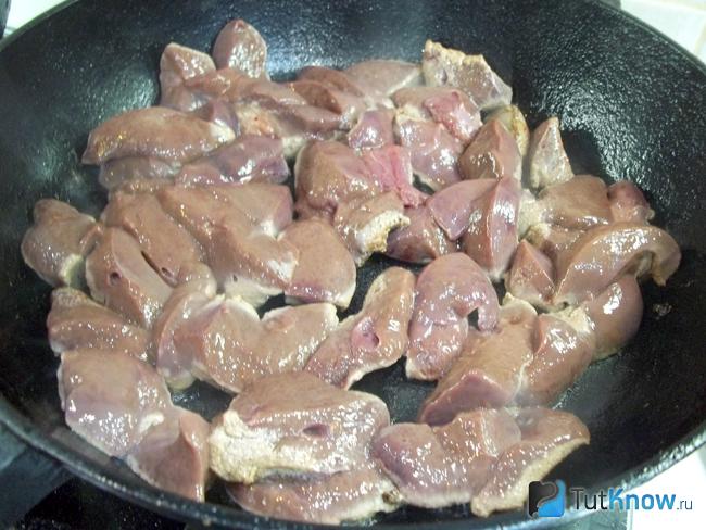 Печень нарезана кусочками и отправлена жариться в сковороду