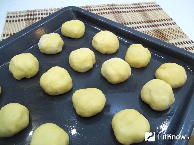 Сформированы быстрые булочки на кислом молоке с грушами и выложены на противень
