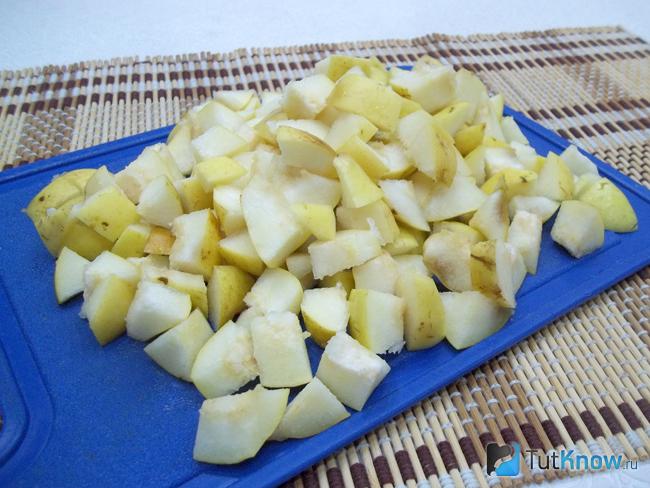 Груши очищены от семян и нарезаны кусочками