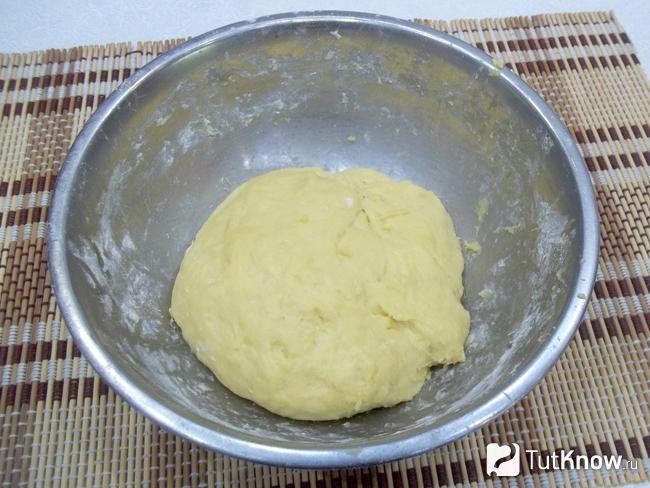 Замешано эластичное тесто для быстрых булочек на кислом молоке с грушами