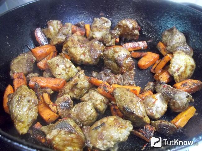 Морковь с мясом жарятся на сковороде