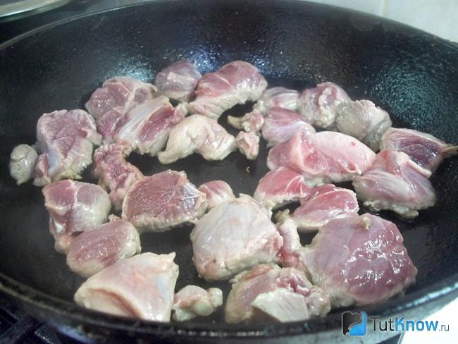 Мясо жарится в сковороде