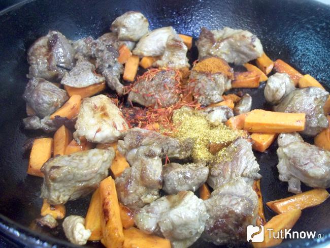 Морковь с мясом приправлены специями