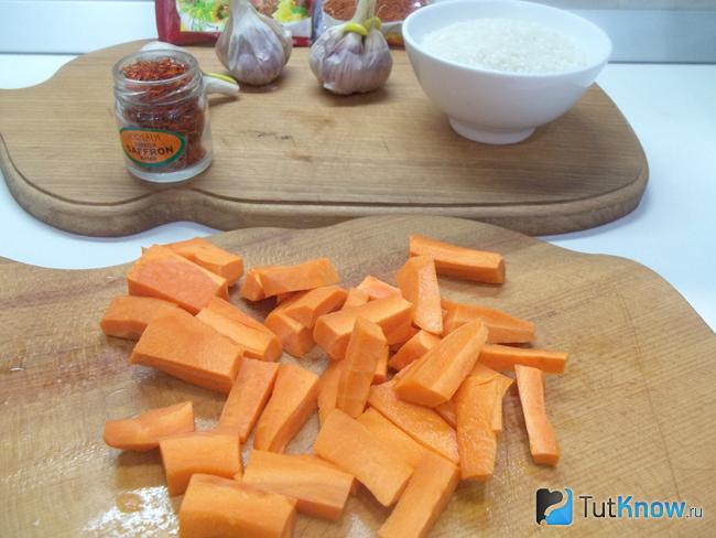Морковь очищена и нарезана брусками