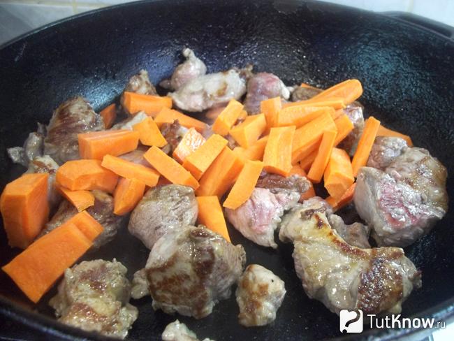 Морковь отправлена в сковороду к мясу