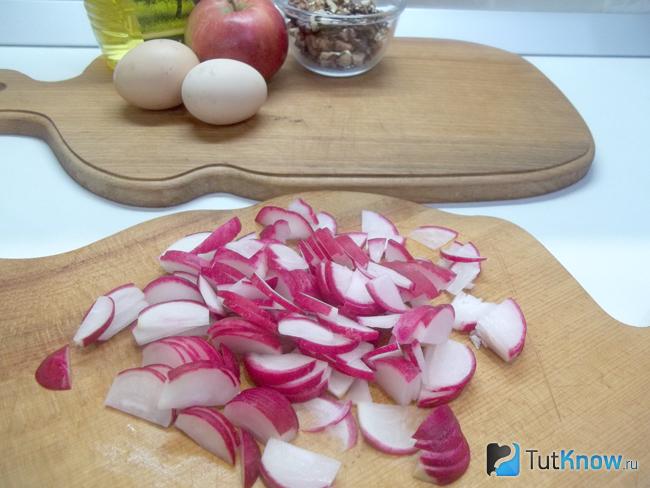 Редис нарезан полукольцами
