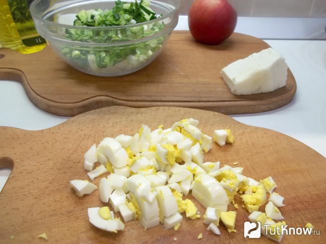 Яйца отварены и нарезаны кубиками