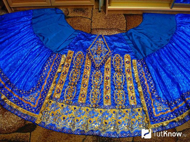 Вид сверху на юбку платья царицы