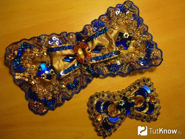 Декоративные банты для платья крупным планом