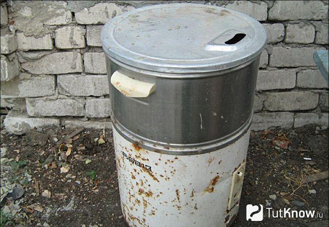 Старая стиральная машинка крупным планом