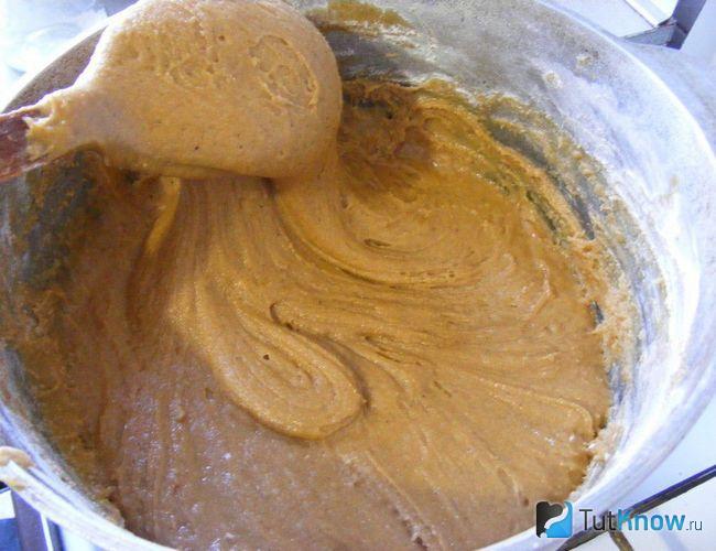 Перемешивание карамели с яичной массой