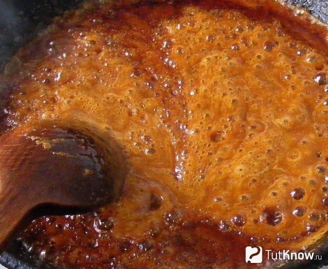 Перемешивание карамели ложкой