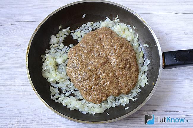 Икра высыпана на сковороду с луком