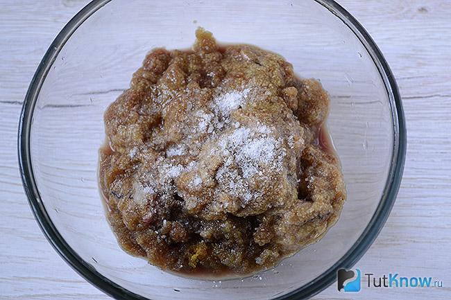 Икра речной рыбы посолена и поперчена