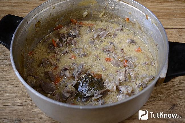 Процесс тушения куриных желудочков