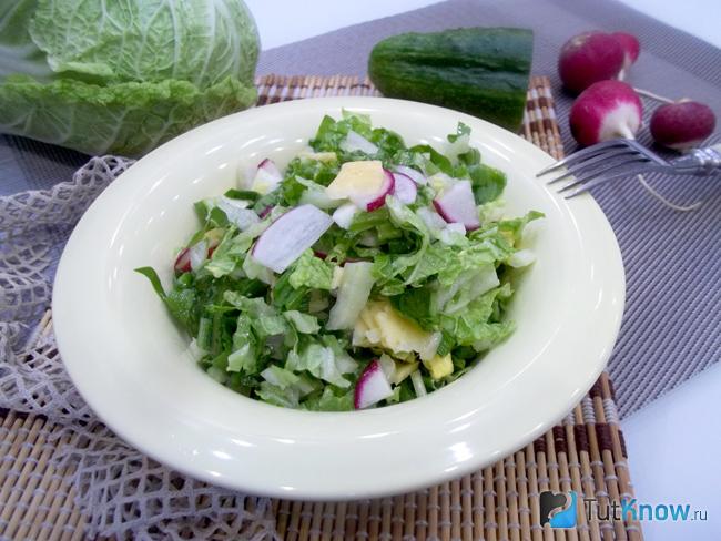 Готовый салат из пекинской капусты, редиски, яиц, сыра и огурцов